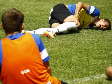 Zagueiro Gustavo Henrique deixa treino do Santos chorando de dor