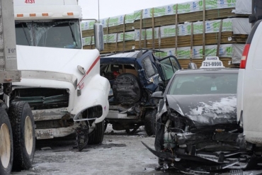 Carros envolvidos em engavetamento na manh desta quinta-feira (27) em Ontrio, no Canad