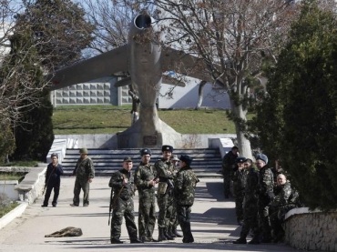 Tropas do Ex�rcito ucraniano se re�nem em unidade militar a cerca de 80 km da capital da Crimeia
