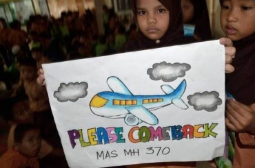 Familiares dos passageiros aguardam ansiosamente por novas informa��es