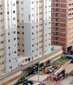 Operrio ficou 25 minutos pendurado num prdio residencial de guas Claras, no Distrito Federal