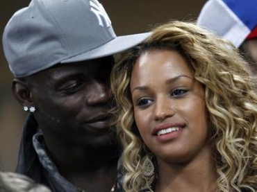 Balotelli tinha v�rias fotos com Neguesha no Twitter, mas apagou todas