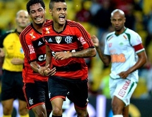 Everton celebra o gol que fez no jogo de quarta