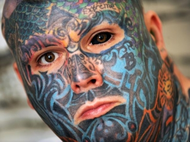 Matthew Whelan, de Birmingham, cobriu todo o corpo, incluindo o globo ocular, mas agora ele acredita que as sua aparncia est fora de moda