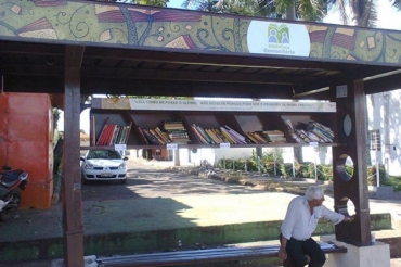 Ponto de nibus da Morada do Ouro ganhou uma biblioteca no ltimo sbado