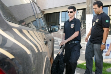 Agentes da Polcia Federal durante busca e apreenso em Cuiab