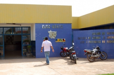 Na delegacia, os dois confirmaram que queriam roubar a moto do policial