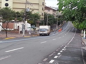 Funcionrios refizeram o corredor de nibus neste domingo