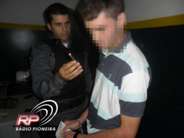  Durante confec��o do BO,  o celular do jovem recebeu v�rias liga��es de pessoas solicitando a entrega do entorpecente