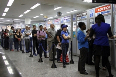 Apostadores esto desde cedo procurando as lotricas