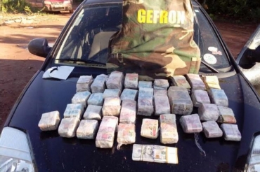 Dinheiro apreendido em um veculo em Cceres na fronteira do Brasil com a Bolvia