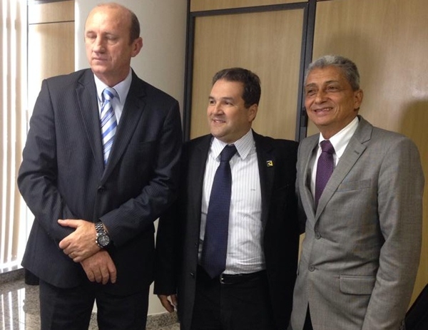 Neurilan Fraga e os ministros Neri Geller e Eduardo Lopes durante reunio em Braslia na ltima quinta-feira