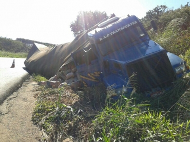 Carreta carregada de cimento tinha o destino  Rondonia