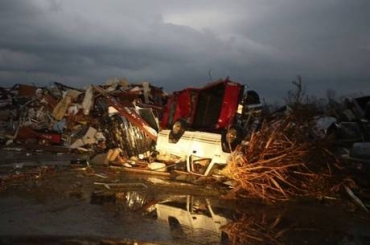 Os tornados deixaram um rastro de destrui��o em Arkansas
