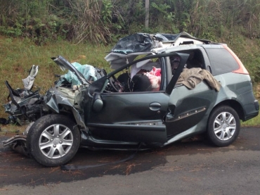 Os trs ocupantes do carro, duas mulheres e um homem, morreram na hora 