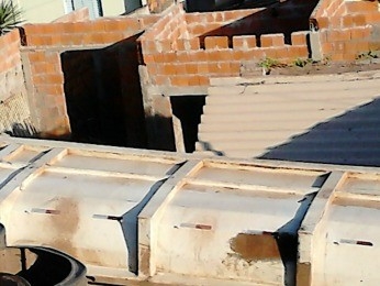 Caminho tombou em residncias