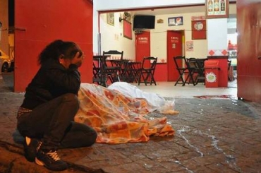 Mulher chora sobre corpo de v�tima em lanchonete no bairro Paineiras