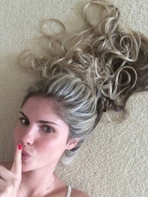 B�rbara Evans fez pose para postar foto de seu cabelo no Instagram