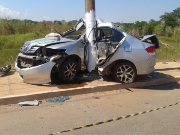 Mulher bate carro em poste e morre em Vrzea Grande (MT)