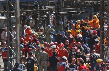 Mineiros e equipes de resgate so vistos do lado de fora de mina que explodiu na Turquia nesta quinta-feira (15)