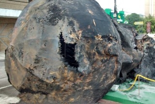 Rplica da taa da copa  queimada em Terespolis