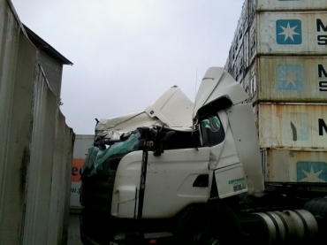 Caminho foi danificado em acidente, mas motorista saiu apenas com fratura no brao