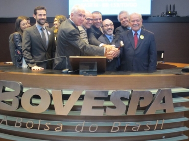 Representantes da Galvo Engenharia comemoram o resultado do leilo