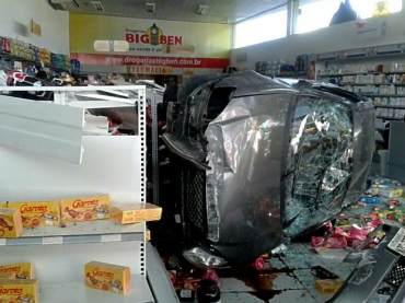 Carro invade farmcia em Jaboato dos Guararapes, PE 