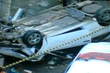 O motorista foi levado desacordado para um hospital