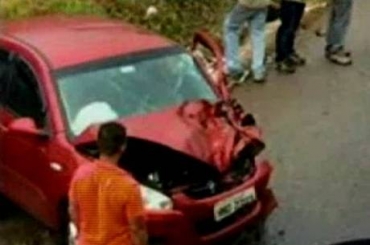 O amassado no carro vermelho formou o rosto