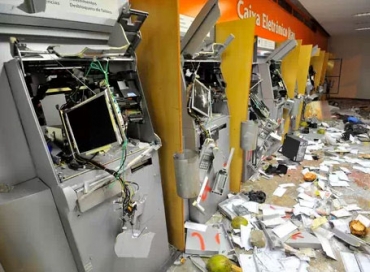 Caixas eletrnicos destrudos durante a Copa das Confederaes/Daniel Ramalho/Terra
