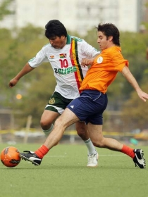 Evo Morales gosta de futebol e costuma aparecer em jogos amistosos