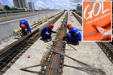 Operrios instalam trilhos do VLT no Viaduto da UFMT; Guia da Gol cita obra que no existe em Cuiab