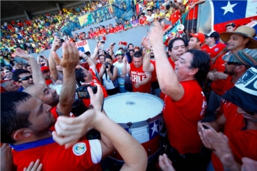 Torcedores chilenos fizeram a festa, durante jogo do Brasil, no Fan Fest