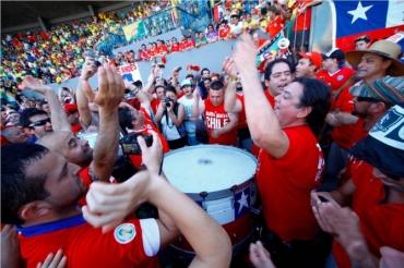 Torcedores chilenos fizeram a festa, durante jogo do Brasil, no Fan Fest