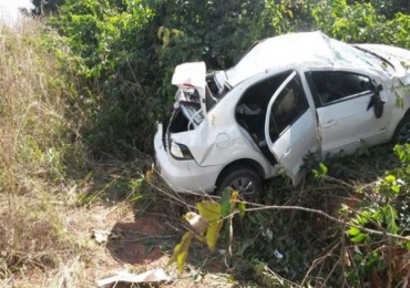 O veculo capotou por vrios metros e parou na beira de um matagal.