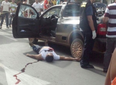 Um homem usando uma motocicleta preta encostou do lado, sacou uma pistola e efetuou os disparos.