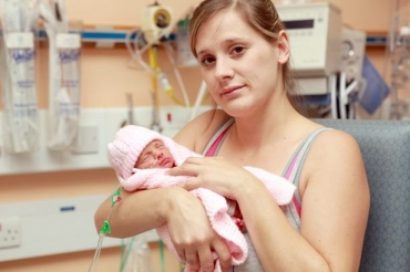 Mulher gr�vida esfaqueada no est�mago milagrosamente d� � luz beb� saud�vel