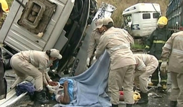 Motoristas se ferem em batida entre carreta e caminho no Esprito Santo