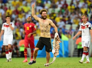 Torcedor invadiu o gramado da Arena Castelo durante jogo entre Alemanha e Gana, neste sbado