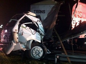Caminh�o destru�do ap�s acidente na Rodovia Anhanguera em Vinhedo