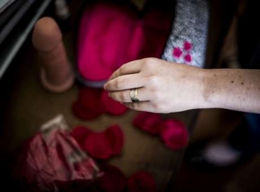 Ela carrega uma bolsinha com p�talas artificiais de rosas, preservativos, algemas, m�scara e um p�nis de borracha