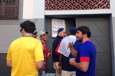 Torcedores fazem fila para usar o banheiro perto do Maracanã