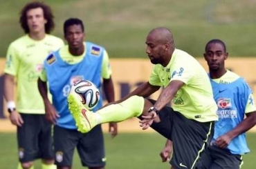 Maicon pode ganhar a vaga de Daniel Alves neste sbado