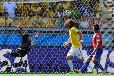 David Luiz observa a bola entrar no primeiro gol do Brasil