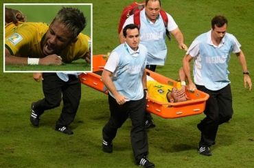 Aos 41min do 2 tempo, aps cobrana de escanteio, Neymar foi acertado por uma joelhada nas costas