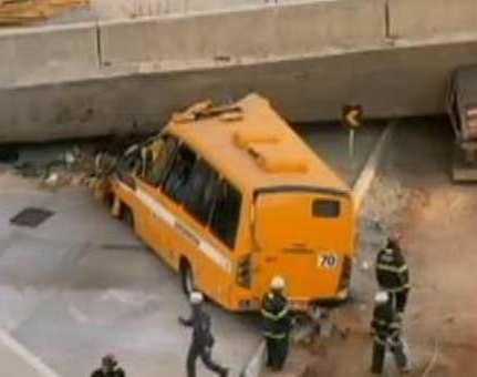 Um micro-nibus, dois caminhes e um carro foram atingidos pela estrutura