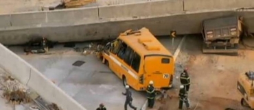 Um micro-�nibus, dois caminh�es e um carro foram atingidos pela estrutura