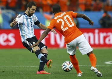 Higuaín disputa bola com Wijnaldum em partida entre Argentina e Holanda pela semifinal da Copa do Mundo na Arena Corinthians
