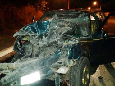 Caminhonete atingiu caminh�o e motorista morreu durante o socorro.